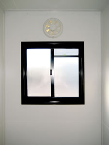 Caravan-bathroom-window